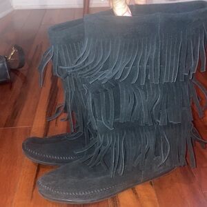 Minnetonka three tier fringe boots, like new. Size 10.